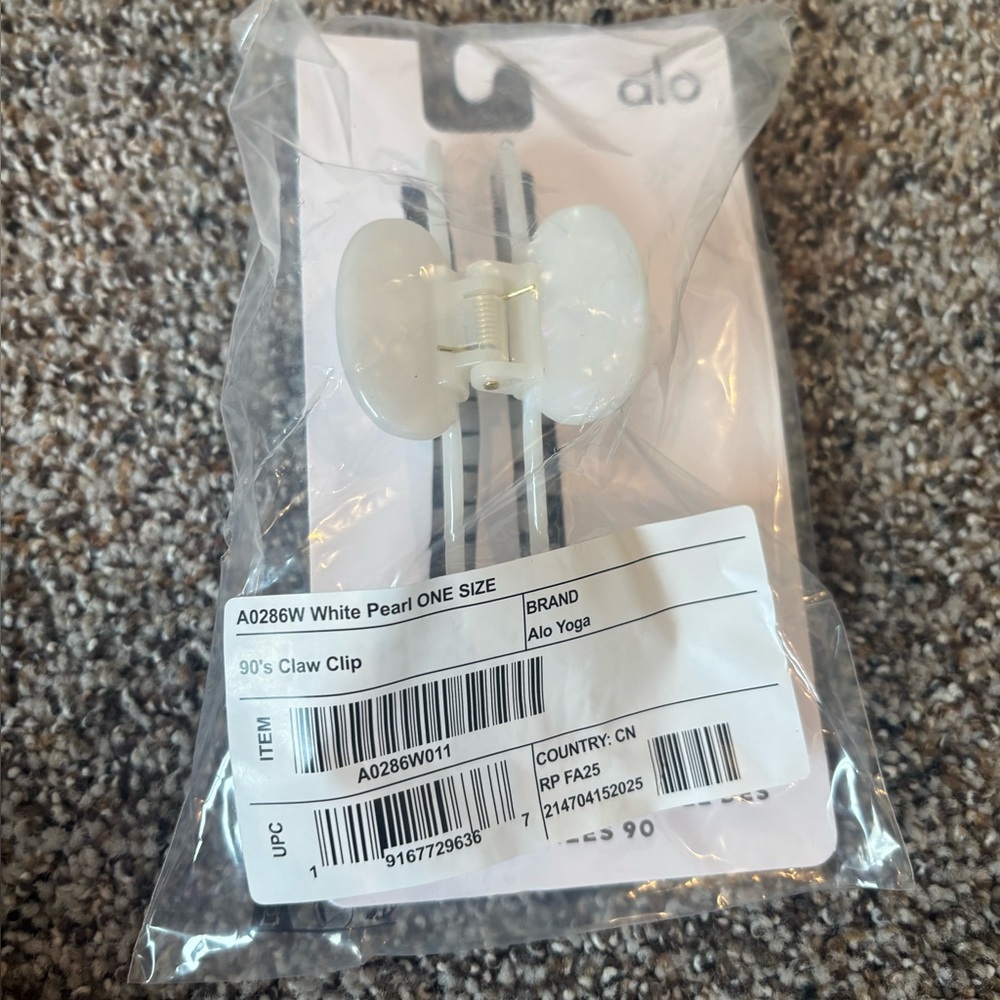 ALO Yoga White Pearl 90's Claw Clip